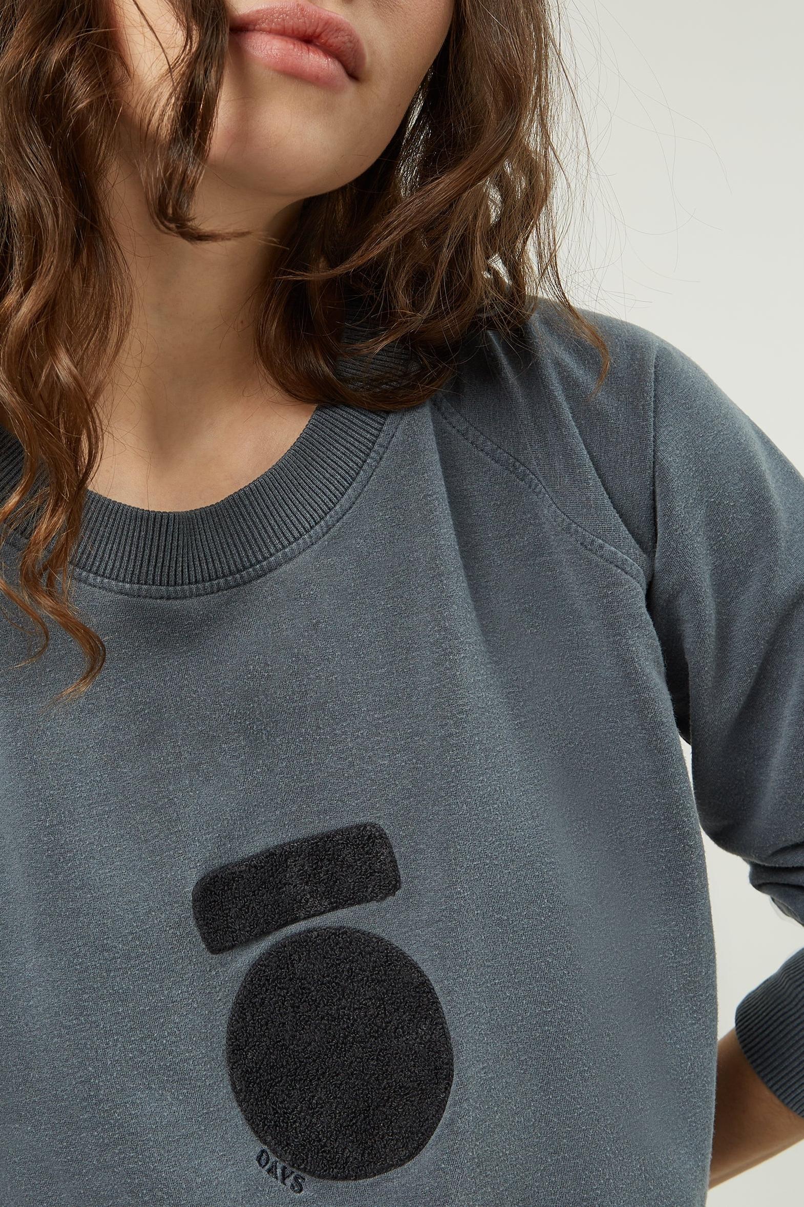 CROPPED ICON SWEATER