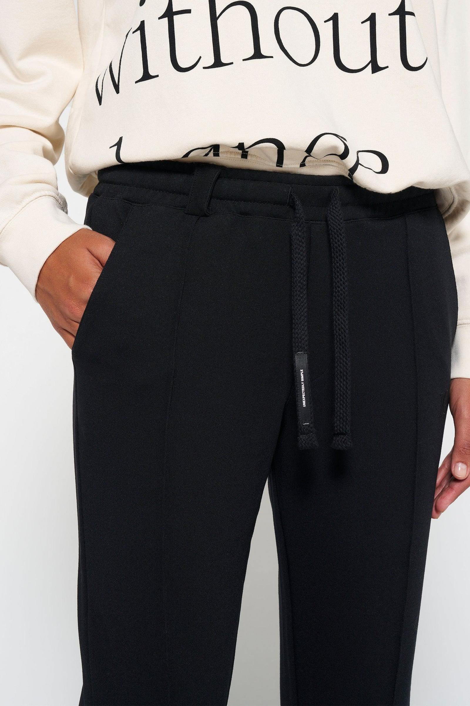 CLOSED SLIT STRETCH JOGGER