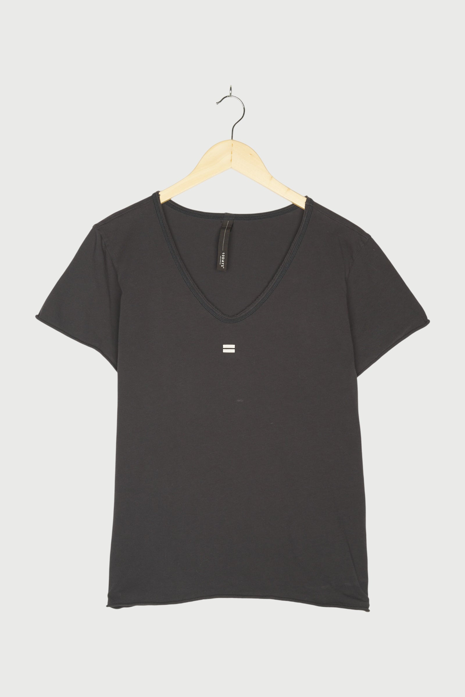 THE V-NECK TEE