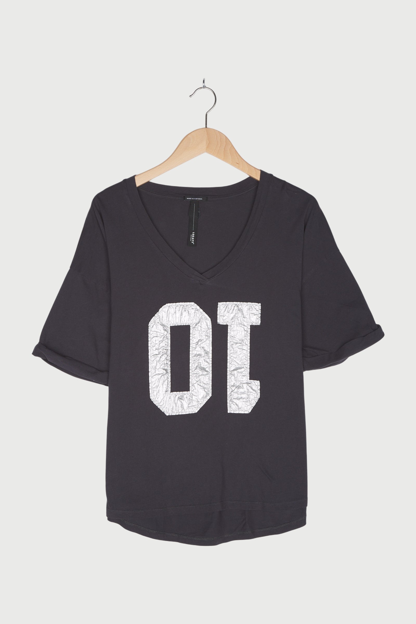 V-NECK TEE 10