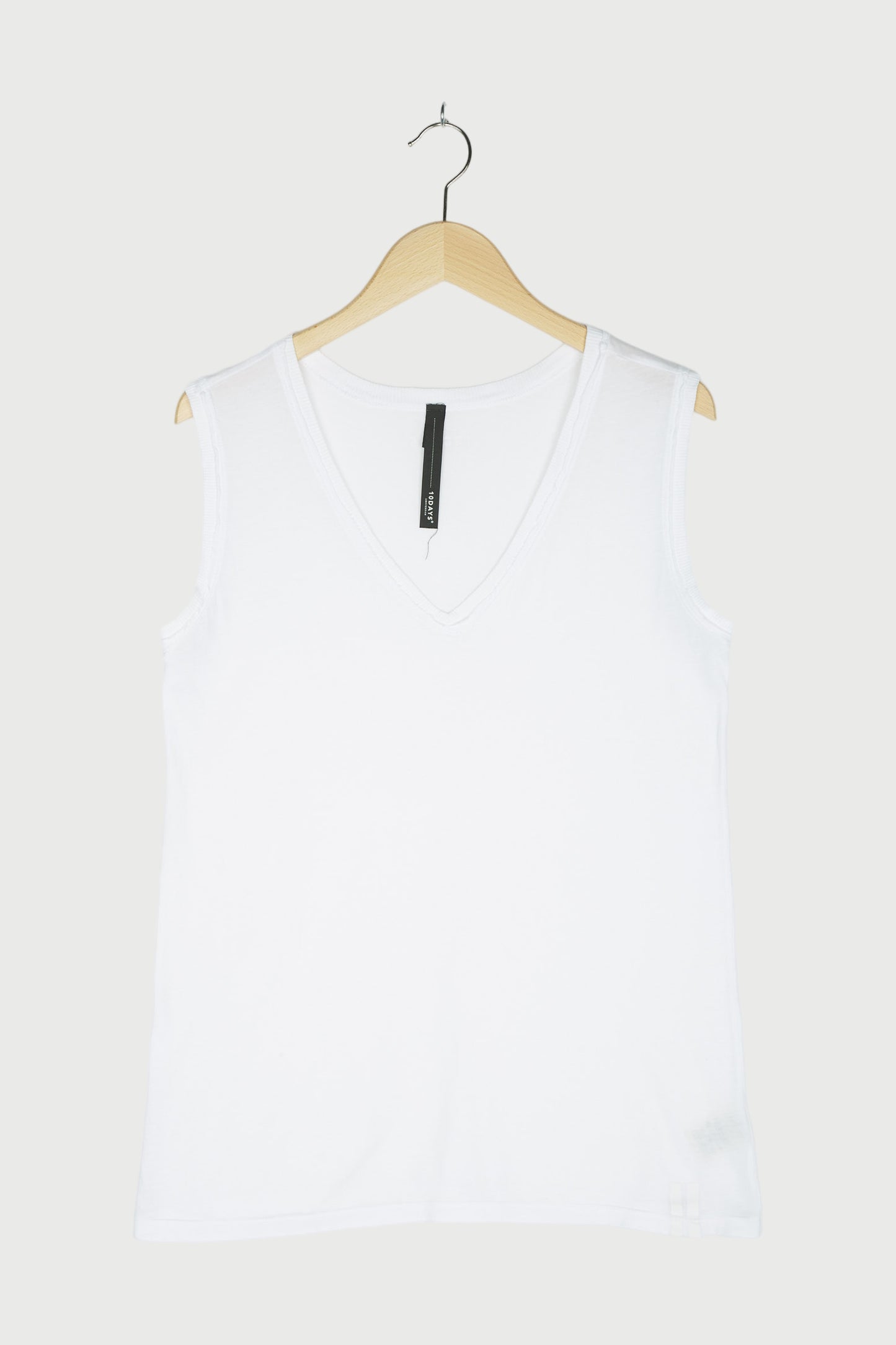 SLEEVELESS TOP