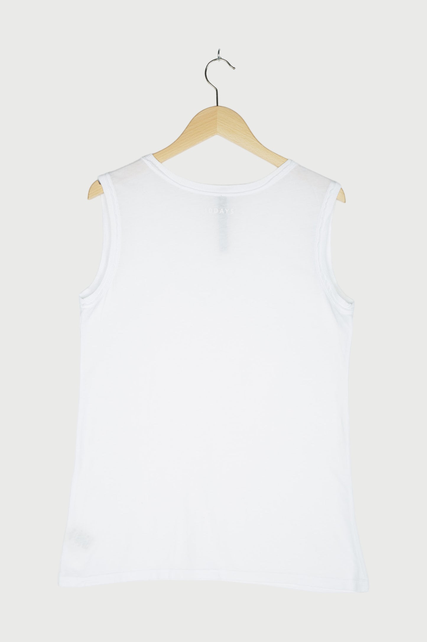 SLEEVELESS TOP