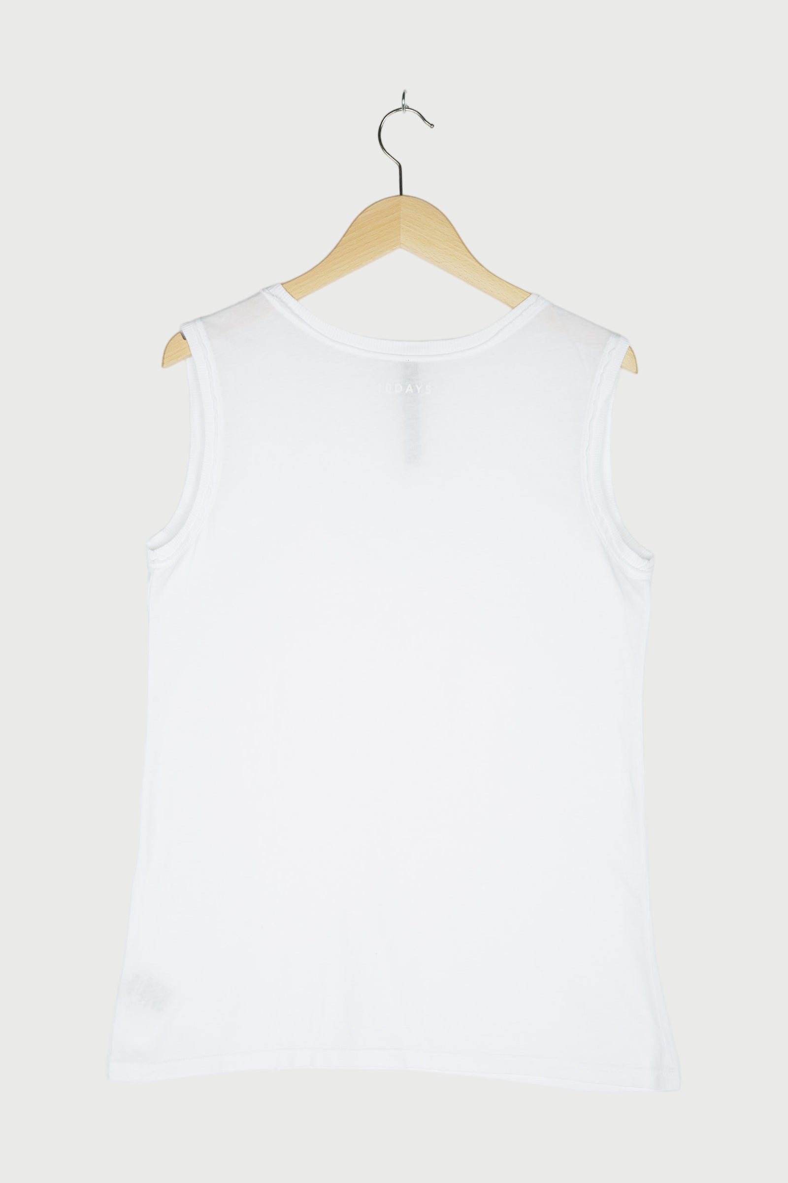 SLEEVELESS TOP