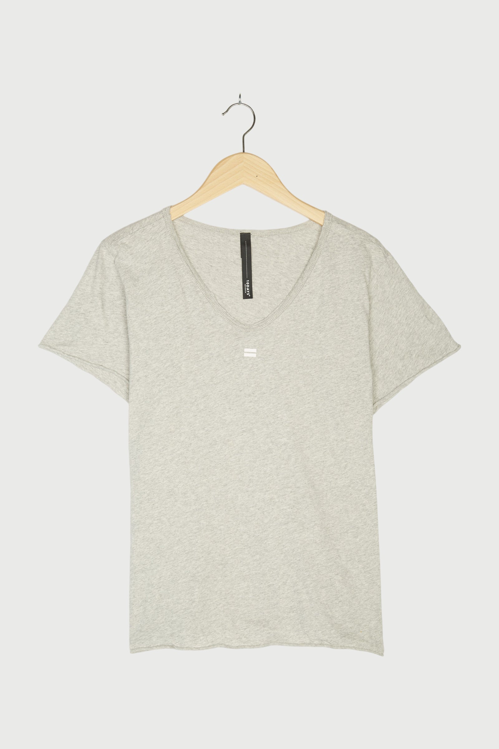 THE V-NECK TEE